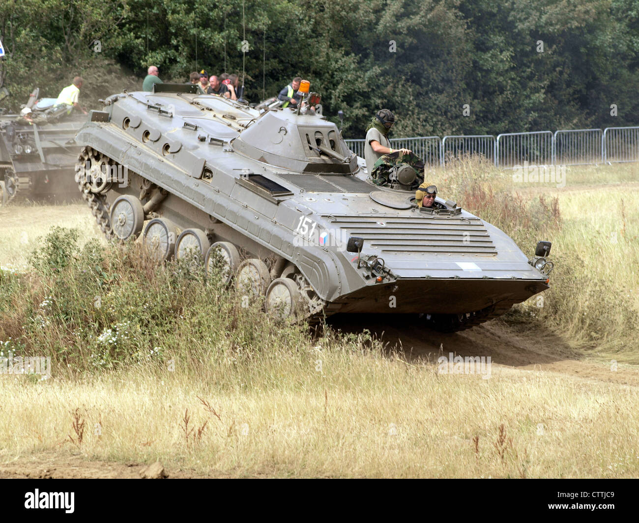 Le Chech BVP-1 est un véhicule blindé de combat d'infanterie utilisé par les forces militaires. Avec sa conception robuste, il offre une protection aux unités d'infanterie pendant le combat et est conçu pour les rôles de champ de bataille polyvalents. Banque D'Images