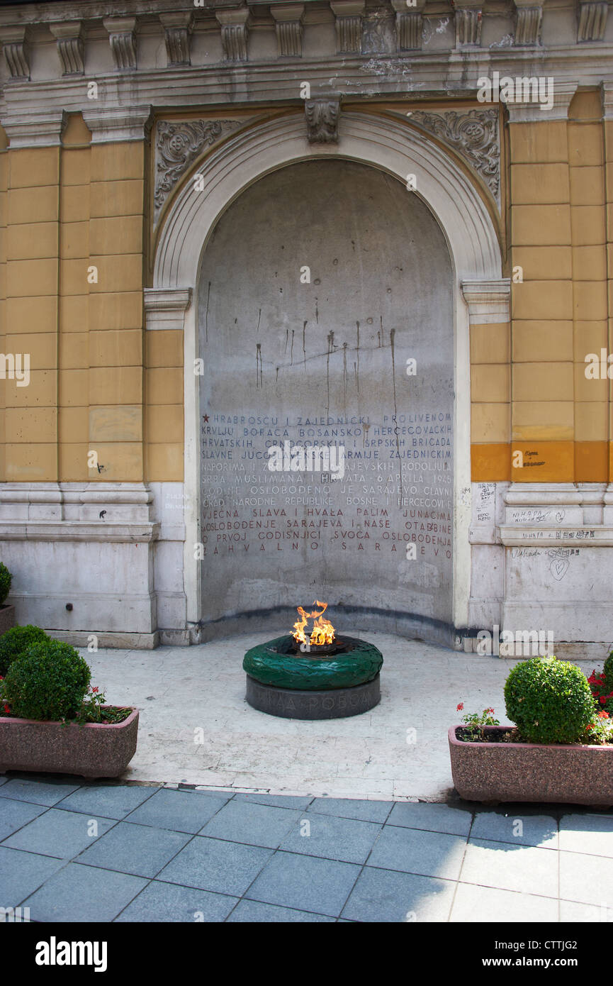 Flamme éternelle dans la mémoire des victimes de la 2e guerre mondiale à Sarajevo, Bosnie Herzégovine Europe Banque D'Images