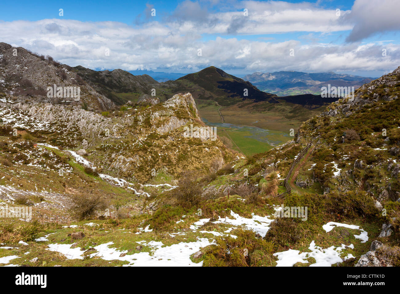 Vue vers le nord près de Mirador del Principe sur Vega de Comeya, parc national des Picos de Europa, les Asturies, Banque D'Images