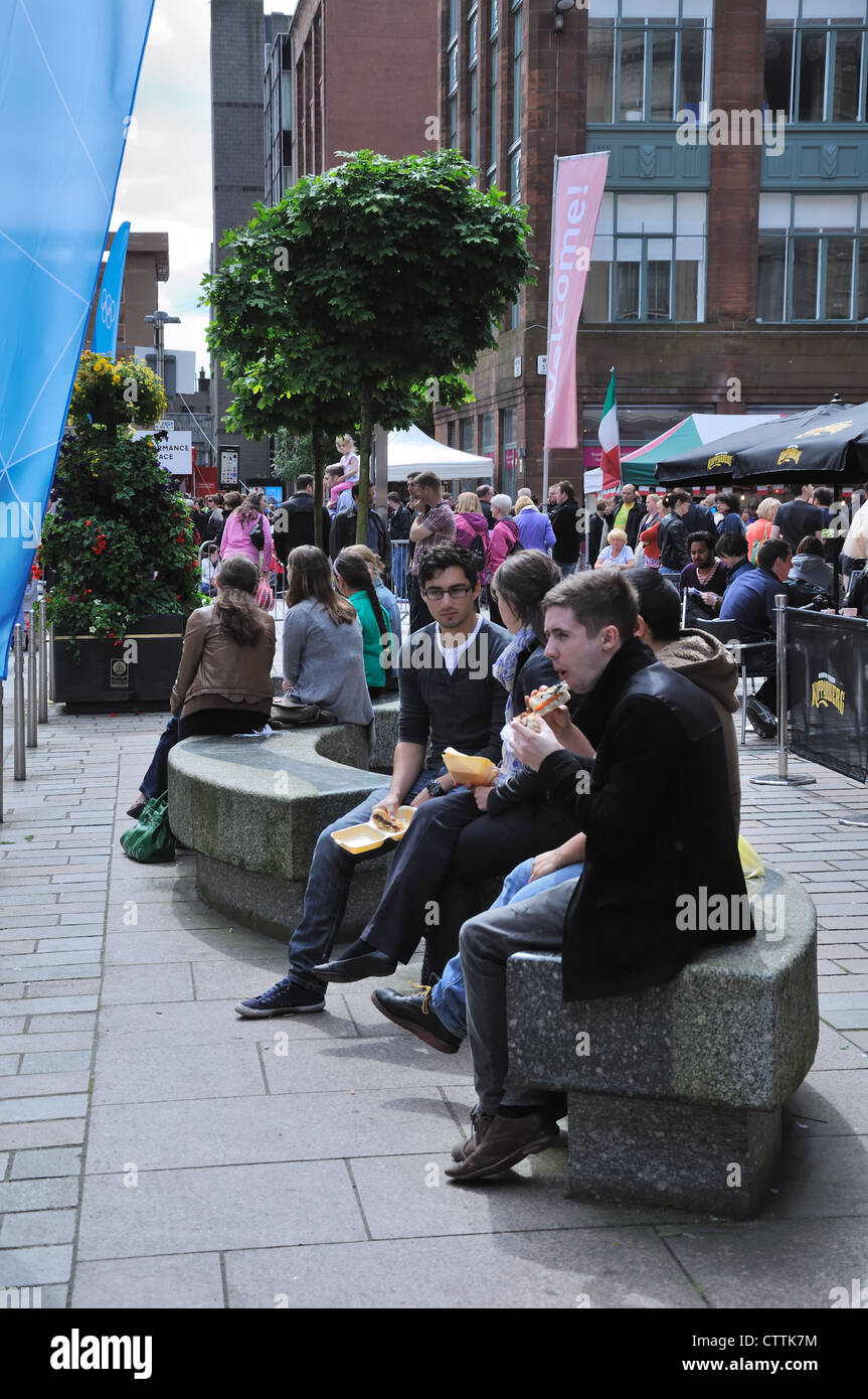 Des gens assis ayant un en-cas à la Merchant City Festival à Glasgow Banque D'Images