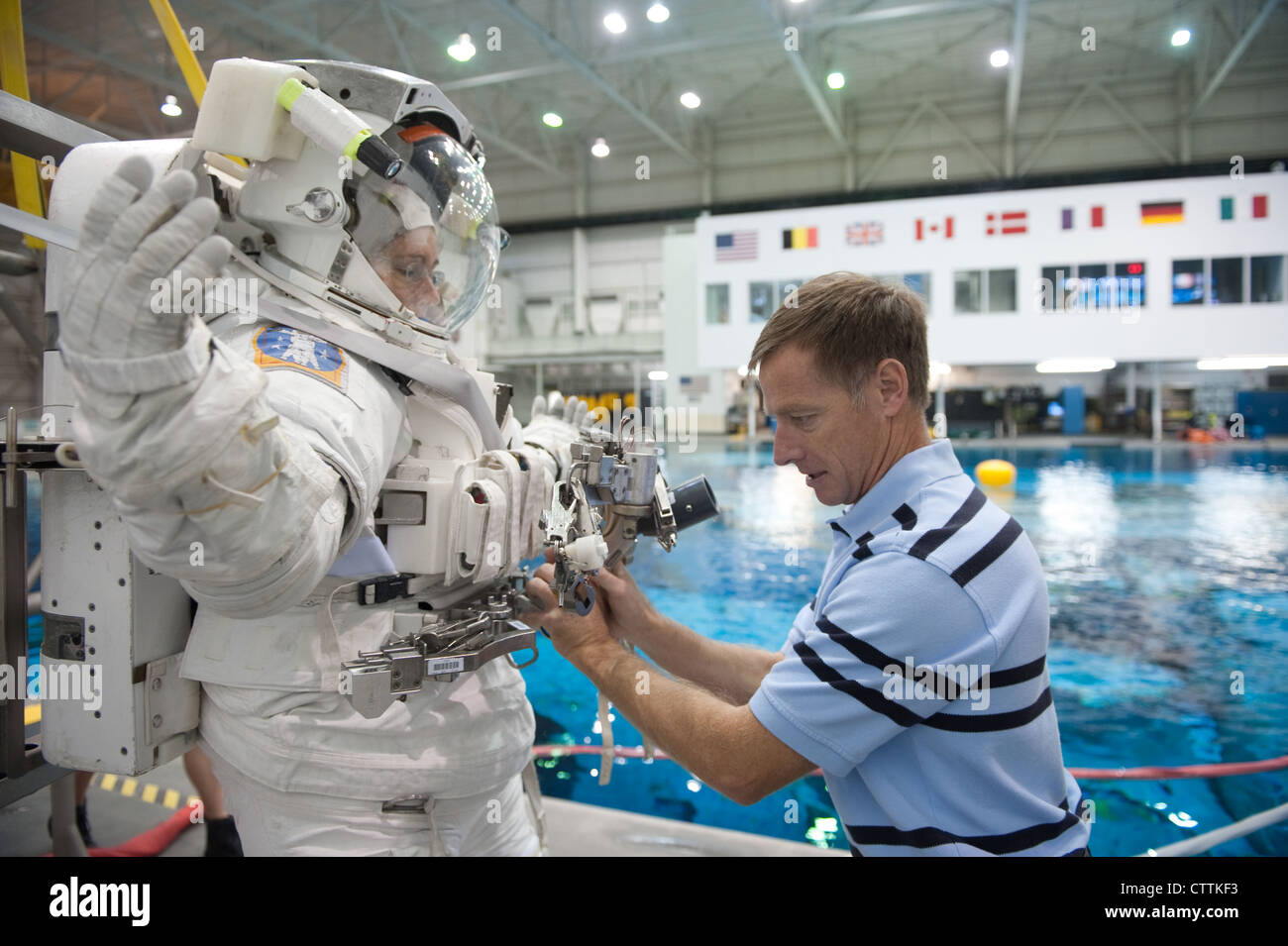 L'astronaute de la NASA Chris Ferguson, commandant de la STS-135, aide l'astronaute de la NASA Sandy Magnus, spécialiste de la mission, à donner une version d'entraînement de son unité de mobilité Extravehiculaire (EMU) en préparation d'une séance d'entraînement à la sortie de l'espace dans les eaux du laboratoire de flottabilité neutre (NBL) près du centre spatial Johnson de la NASA. La STS-135 devrait être la mission finale du programme de navette spatiale. Banque D'Images