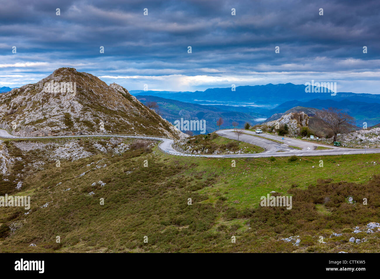 Vue sur montagne près de Mirador de La Reina à Covadonga, parc national des Picos de Europa dans les Asturies, dans le Nord de l'Espagne Banque D'Images