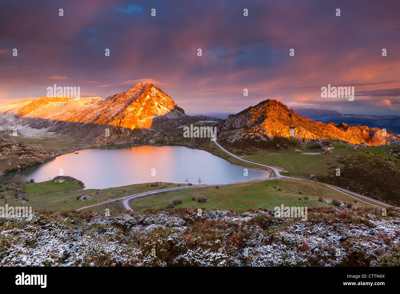 L'énol du lac avec la Porra Enol et Cerru Sornin en arrière-plan, parc national des Picos de Europa, Covadonga, dans les Asturies, Espagne Banque D'Images