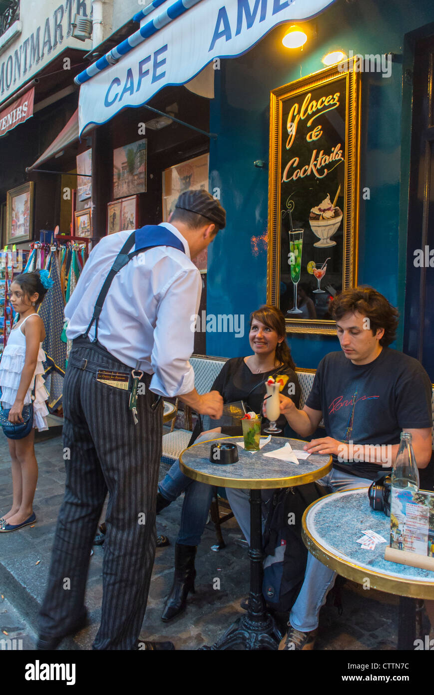 Paris, Café, France, serveur Vintage français, par derrière, tables à l'extérieur avec les touristes au Café Bistro Restaurant, dans le quartier de la Butte Montmartre, terrasse 'au Clarion des chasseurs', FEMME BUVANT DEHORS AU PUB, cocktails Paris Banque D'Images