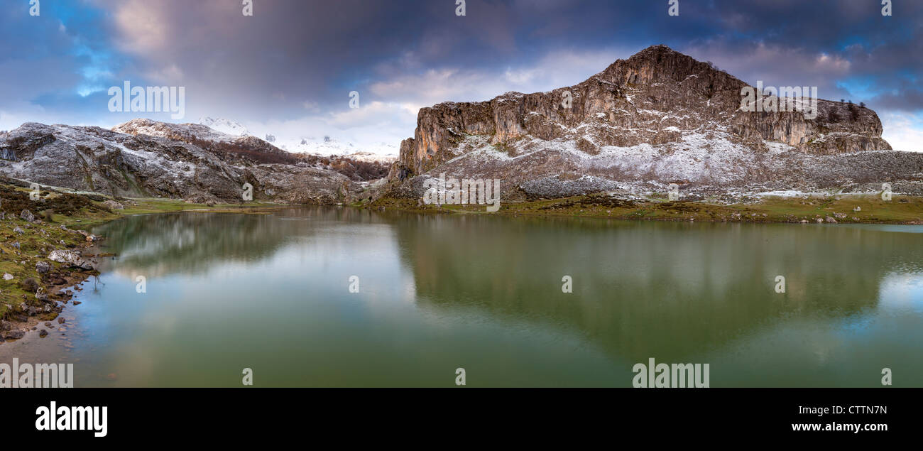 Lac Ercina avec'l'USIP Mosquital dans l'backgorund, Covadonga, parc national des Picos de Europa, Asturias, Espagne Banque D'Images