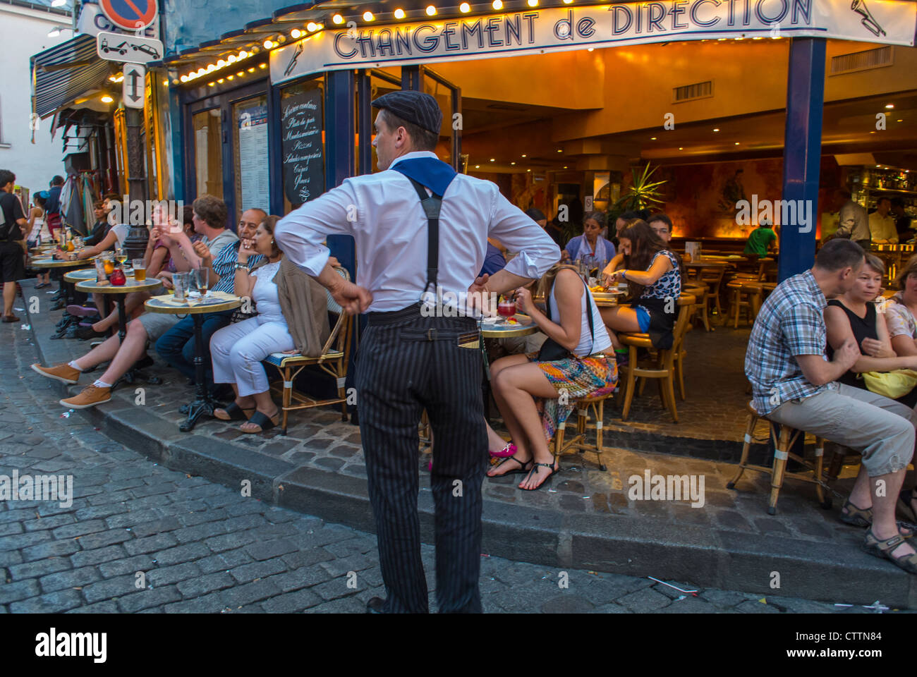 Paris, France, serveur français, à l'extérieur avec des touristes dans café, Montmartre Area, signe 'nouveau propriétaire' (changement de direction) trottoir, café français extérieur, scène de rue animée Banque D'Images