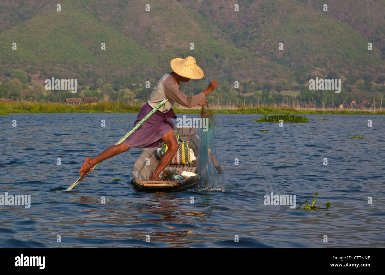 La pêche est toujours fait dans la manière traditionnelle avec des petits bateaux en bois, des filets de pêche et des jambes aviron - Lac Inle, MYANMAR Banque D'Images