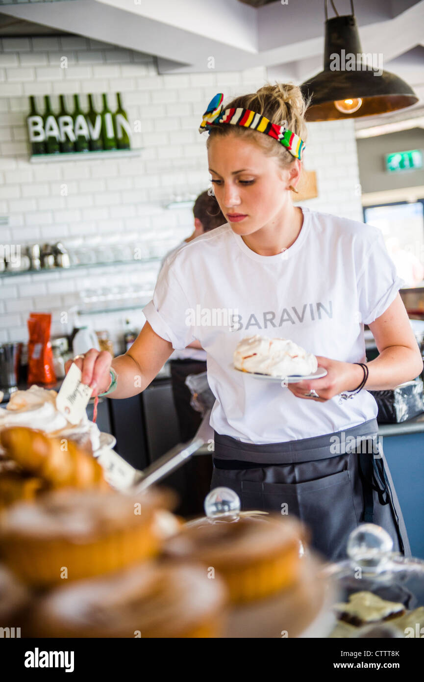 Une jeune serveuse travaillant dans BARAVIN, une nouvelle pizzeria bar café bistro restaurant à Aberystwyth, Pays de Galles, Royaume-Uni Banque D'Images