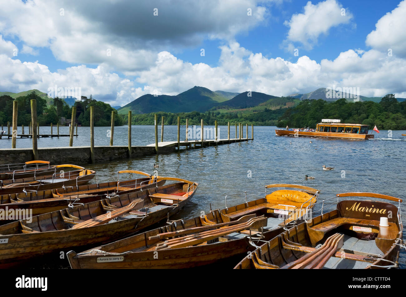 Bateaux à ramer à louer et à lancer sur le lac en été Derwent eau Derwentwater Keswick Cumbria Angleterre Royaume-Uni Grande-Bretagne Banque D'Images