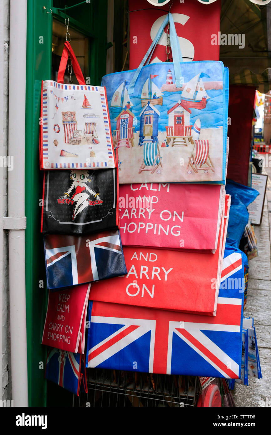 Poursuivre et de la patriotic transporter des sacs en vente à l'extérieur d'un store Banque D'Images