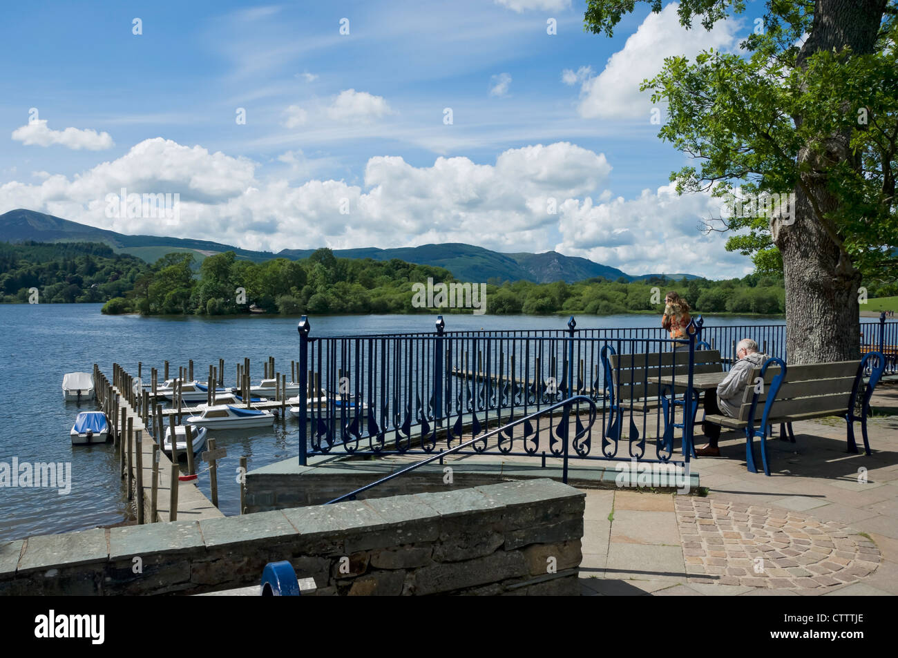 Les visiteurs visiteurs touristes regardant la vue sur le lac Derwentwater En été Keswick Cumbria Angleterre Royaume-Uni GB Grande Grande-Bretagne Banque D'Images