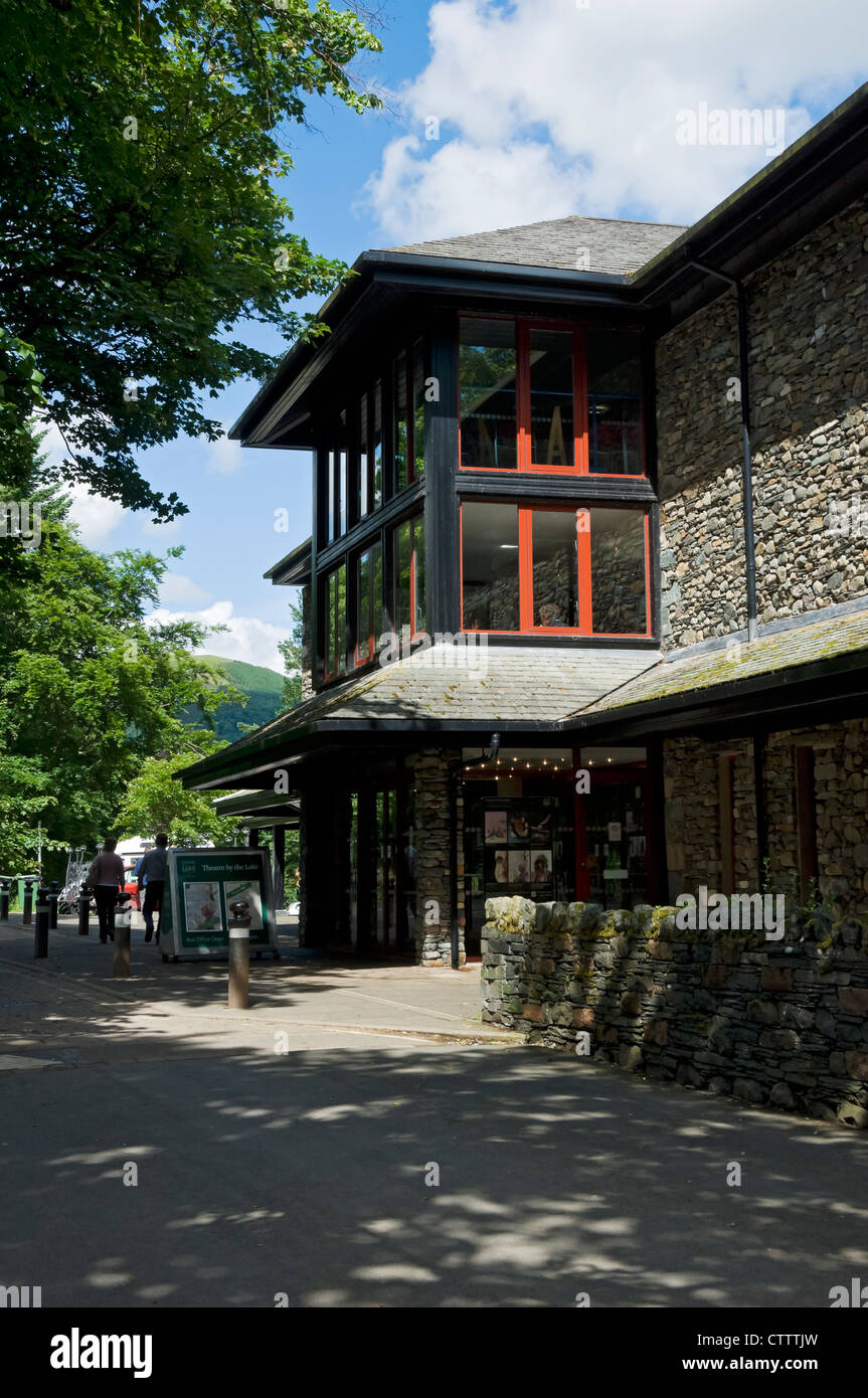 Le théâtre près du lac en été Keswick Cumbria Angleterre Royaume-Uni GB Grande-Bretagne Banque D'Images