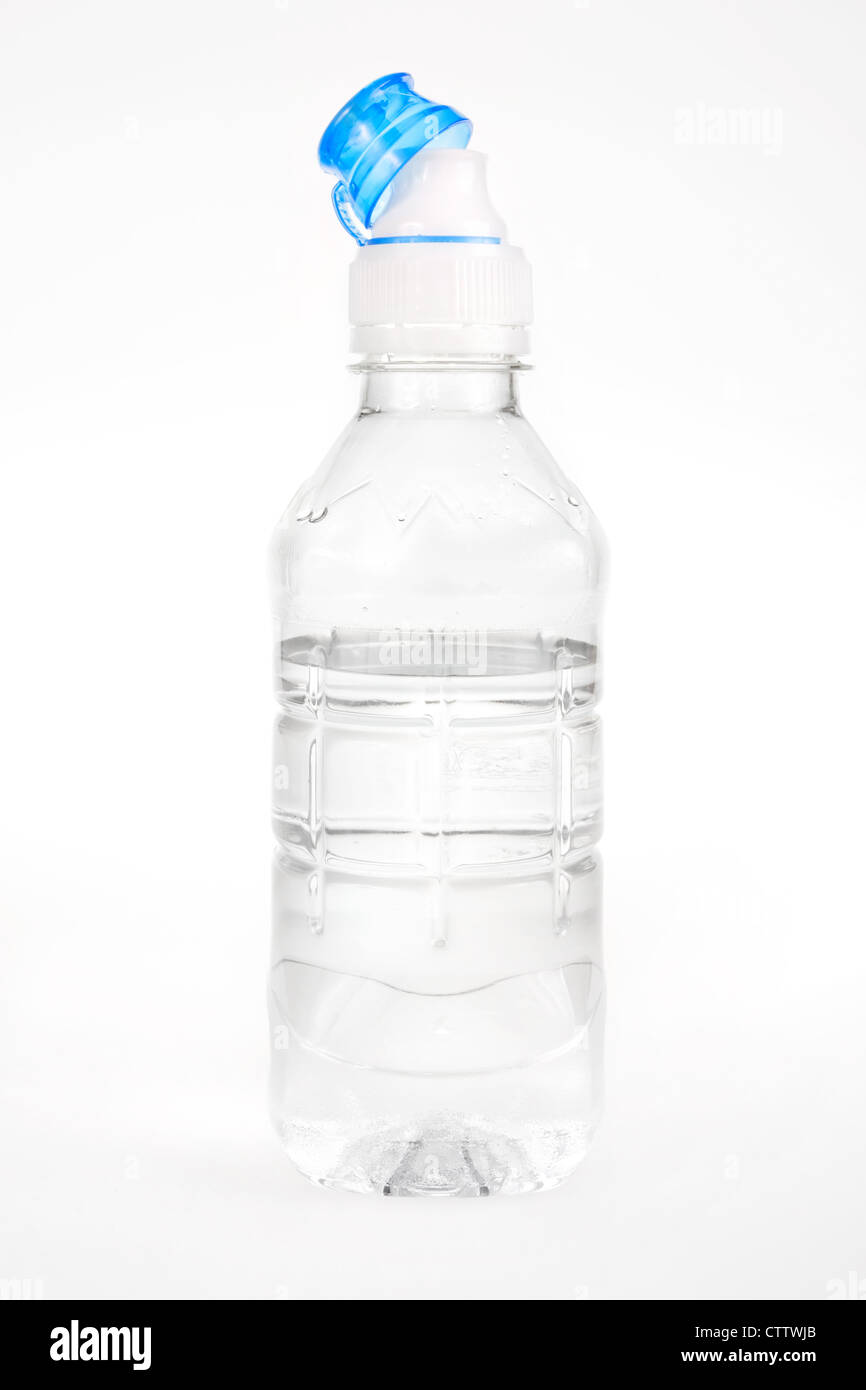 Bouteille d'eau en plastique sur un fond blanc Banque D'Images