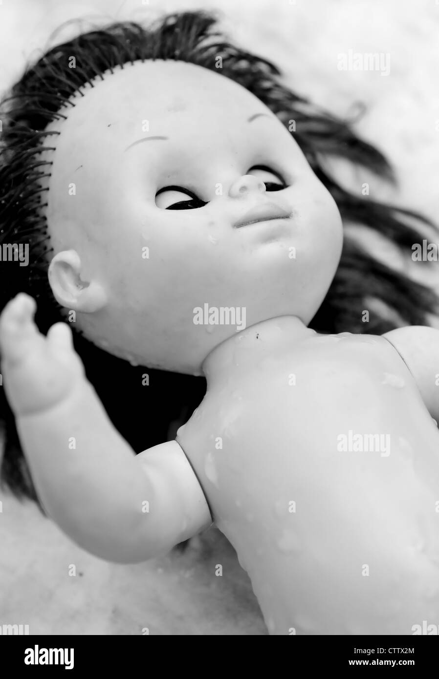 Tourné en noir et blanc de poupée en plastique effrayante. Banque D'Images