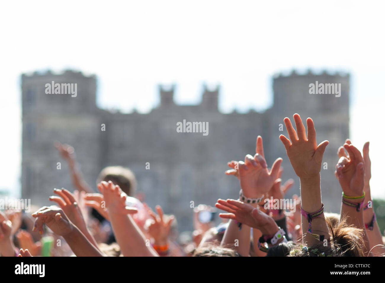 Mains de foule à un festival de musique Banque D'Images