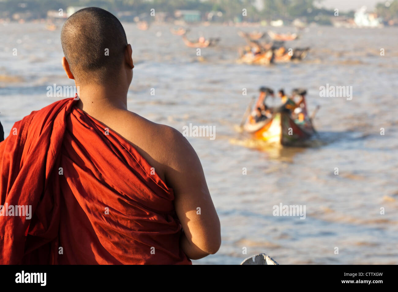Regarder Monk Ferry boats sur fleuve Yangon Yangon Myanmar Banque D'Images
