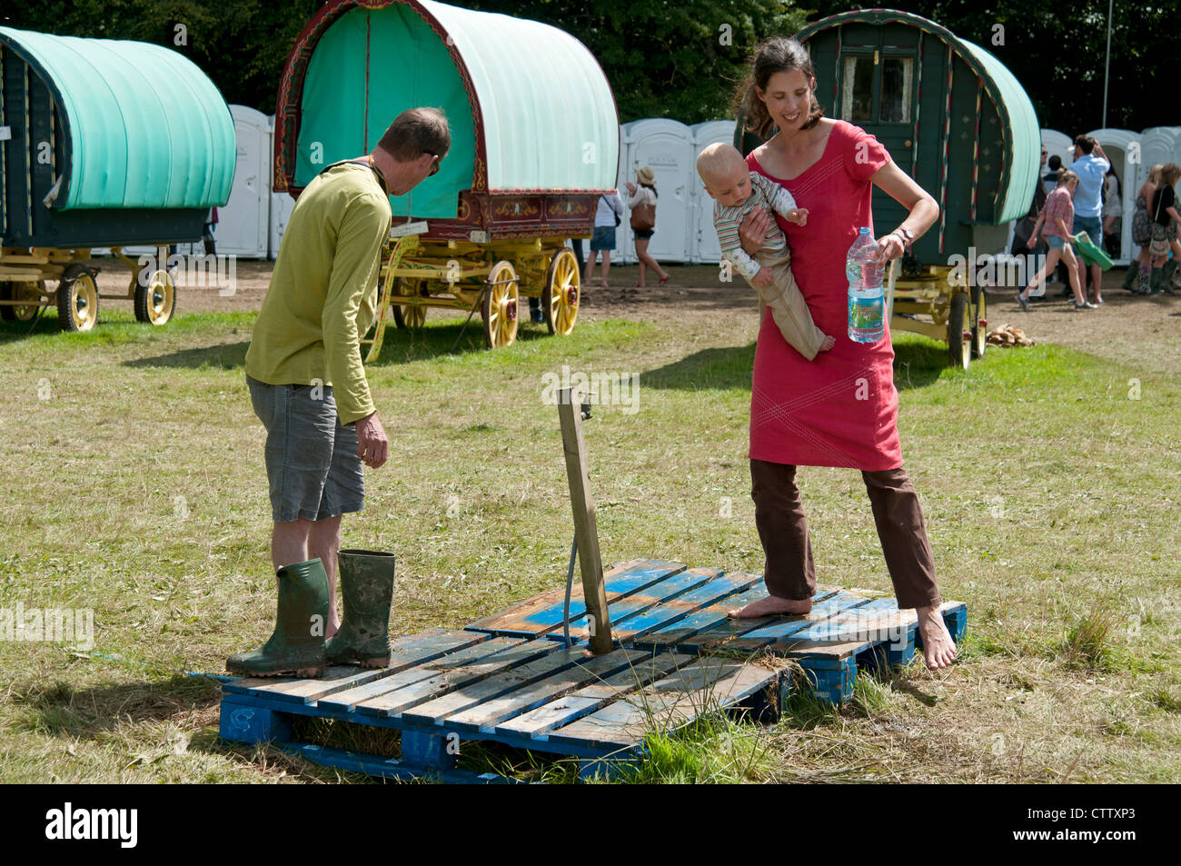 Une famille remplir avec de l'eau fraîche au Port Eliot Festival St allemands Cornwall UK Banque D'Images