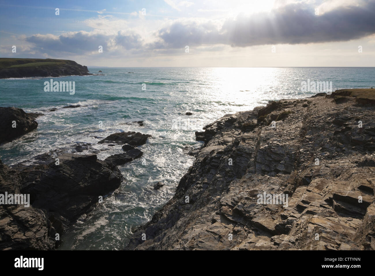 Vue sur la mer depuis la baie de Treyarnon, Cornwall, Angleterre Banque D'Images