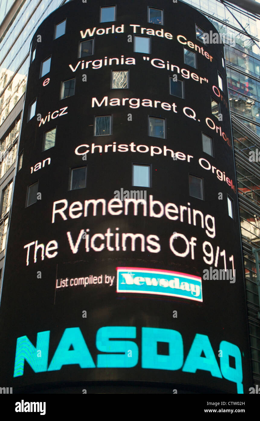 Le Nasdaq sign in Times Square répertorie les noms des victimes tuées pendant les attaques du 11 septembre sur le premier anniversaire Banque D'Images