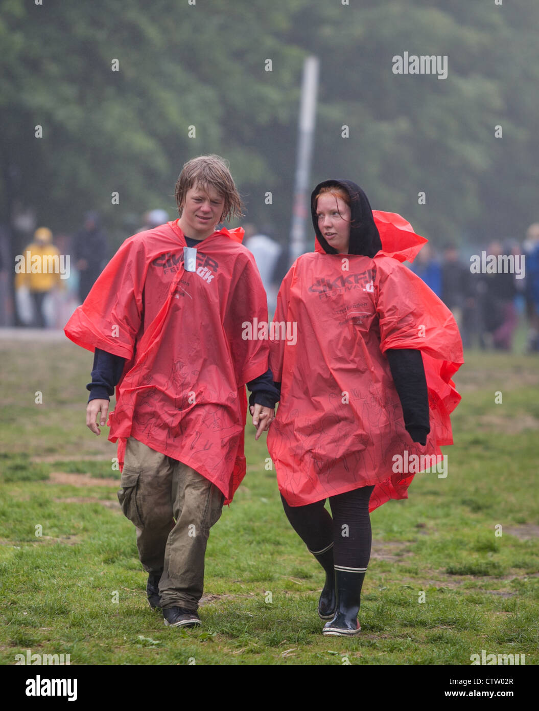 Deux jeunes filles à humide à un festival de musique Banque D'Images