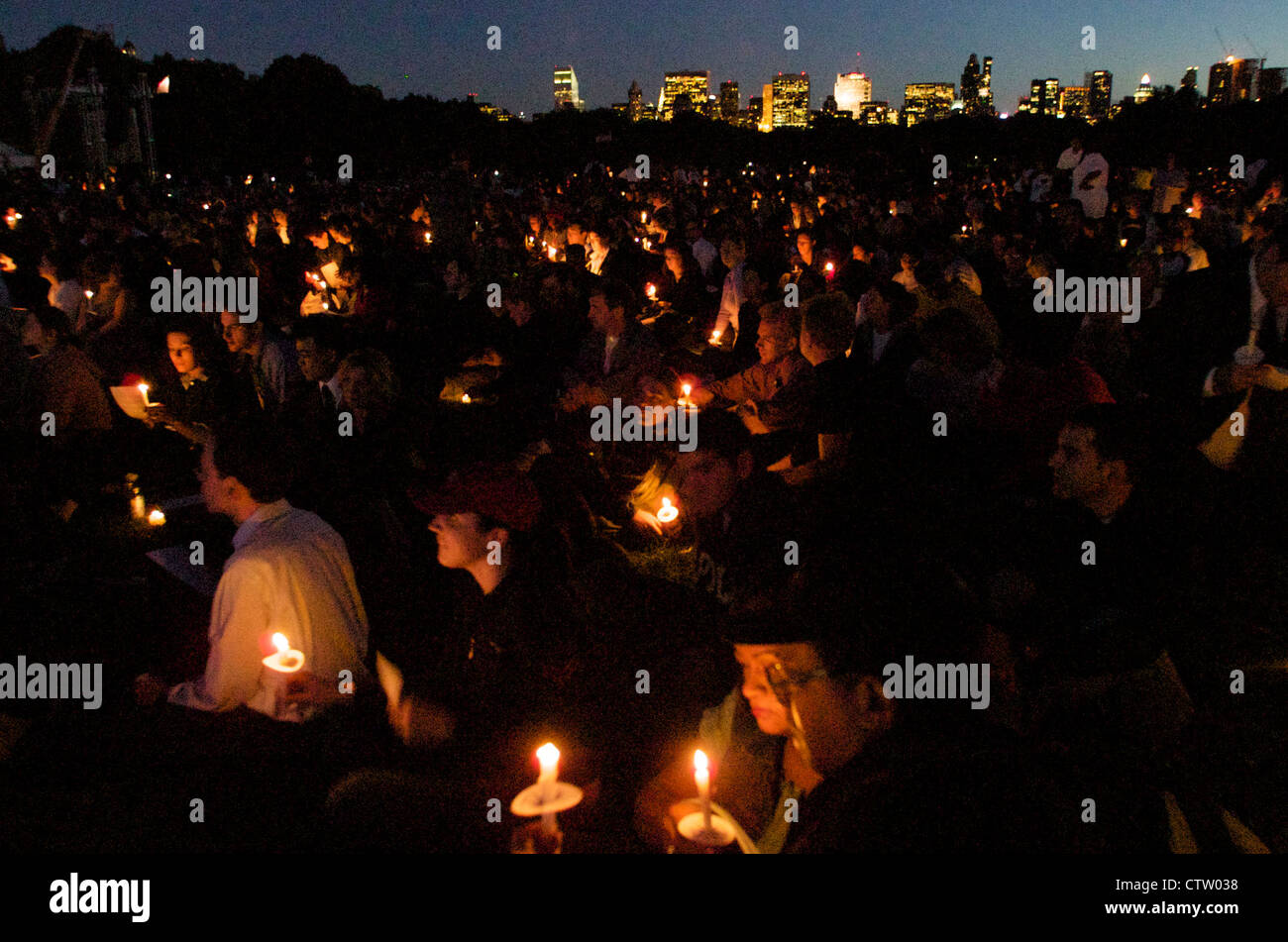 Une veillée aux chandelles dans Central Park en observant le premier anniversaire des attaques du 11 septembre à New York, le 5 septembre 2007. Banque D'Images