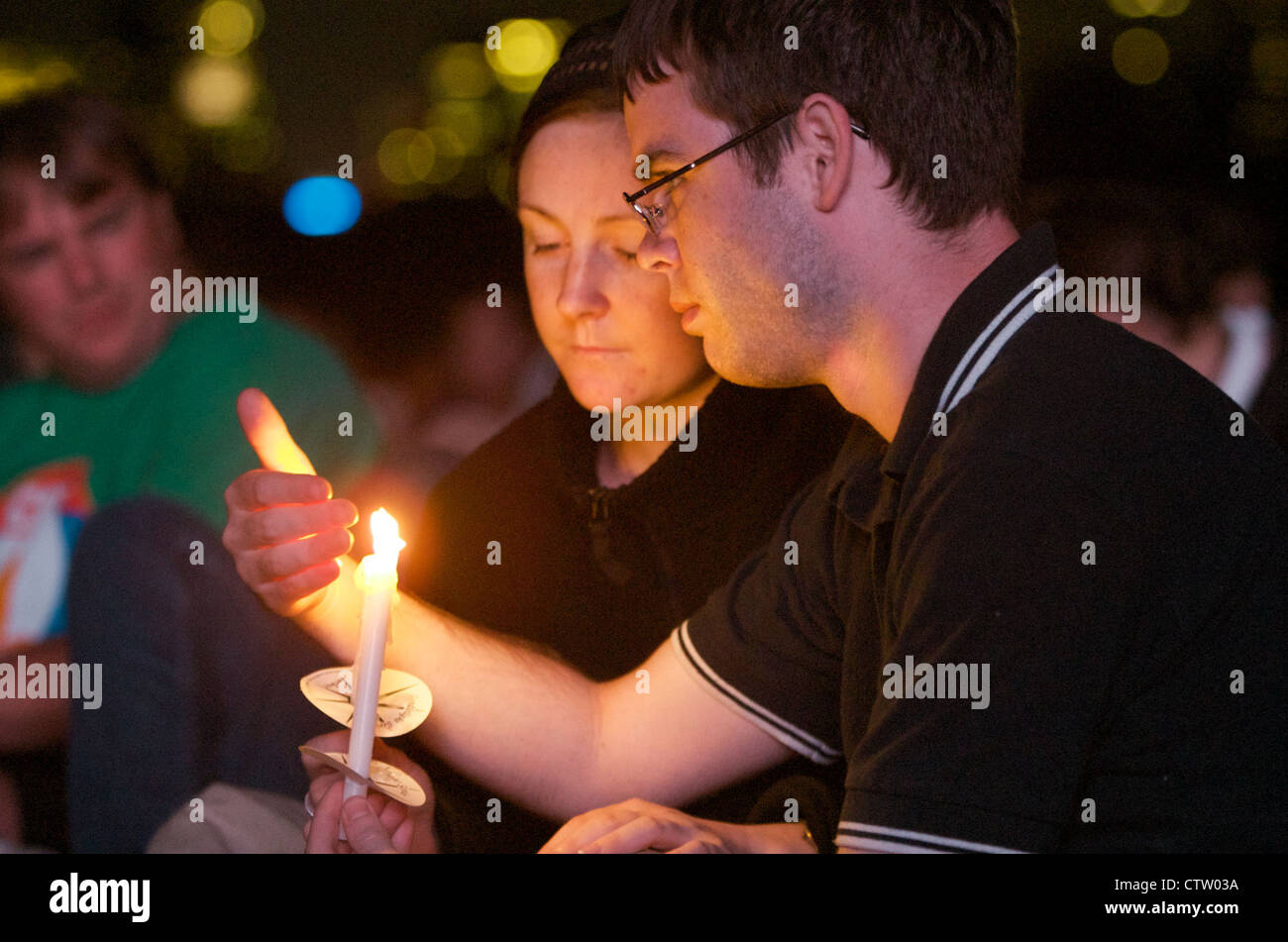 Un couple est titulaire d'une bougie pendant une veillée aux chandelles dans Central Park en observant le premier anniversaire de l'atta 11 Septembre Banque D'Images