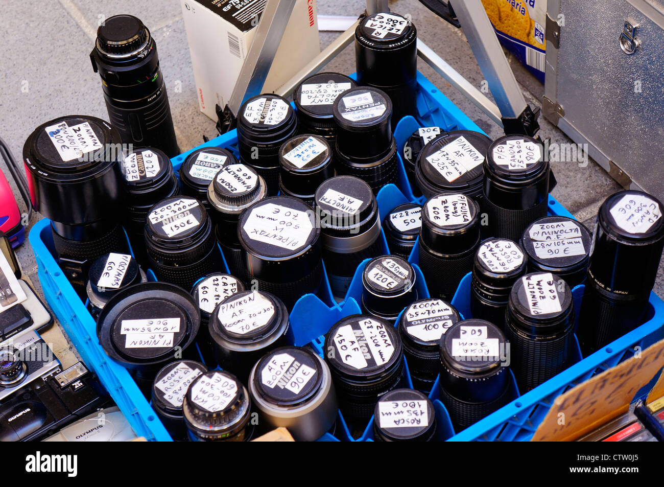 Ancienne collection à vendre à lens marché aux puces El Rastro de Madrid, Espagne Banque D'Images