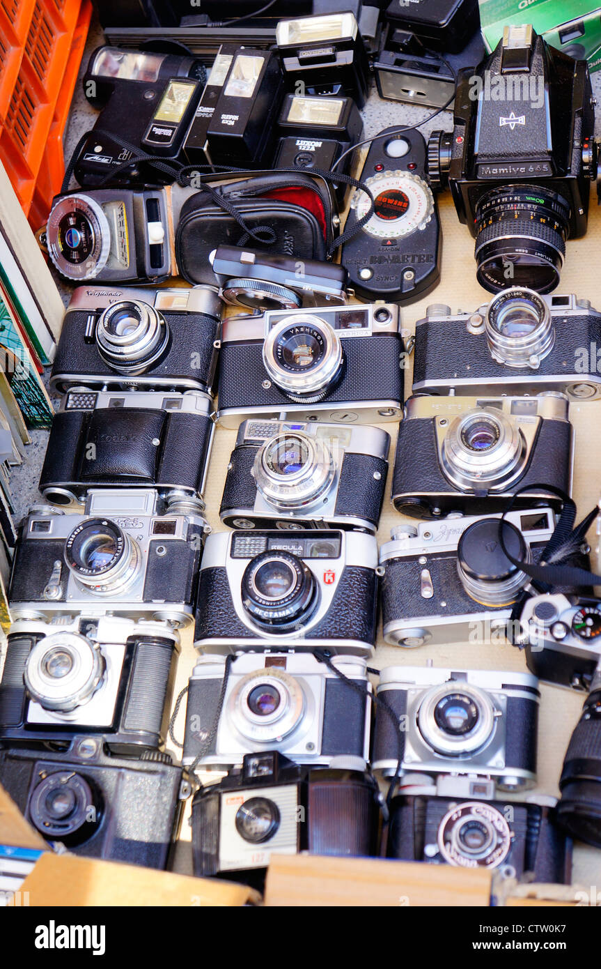 Appareils anciens de collection à vendre dans le marché aux puces El Rastro de Madrid, Espagne Banque D'Images