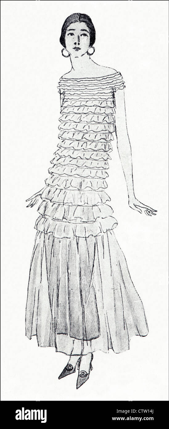 Circa 1923 L'illustration. La mode de Paris. Robe d'été de tulle dentelle gris clair sur un argent sous-slip. Banque D'Images