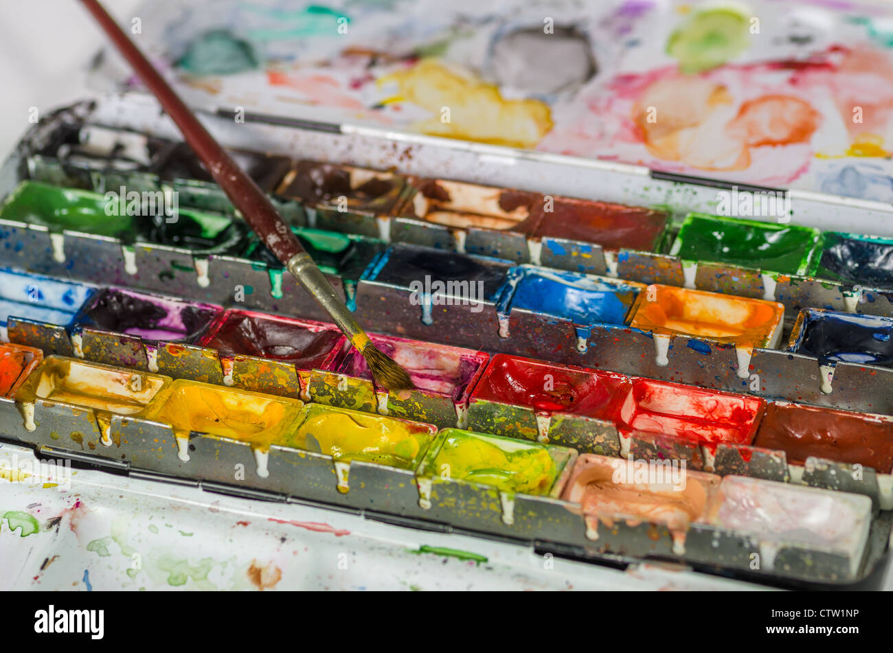 Boîte de peinture aquarelle avec brosse Banque D'Images