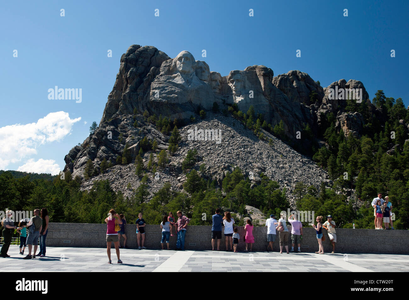 Les touristes voir Mt. Rushmore de la principale plate-forme de visualisation, Monument National du Mont Rushmore, dans le Dakota du Sud, États-Unis d'Amérique Banque D'Images