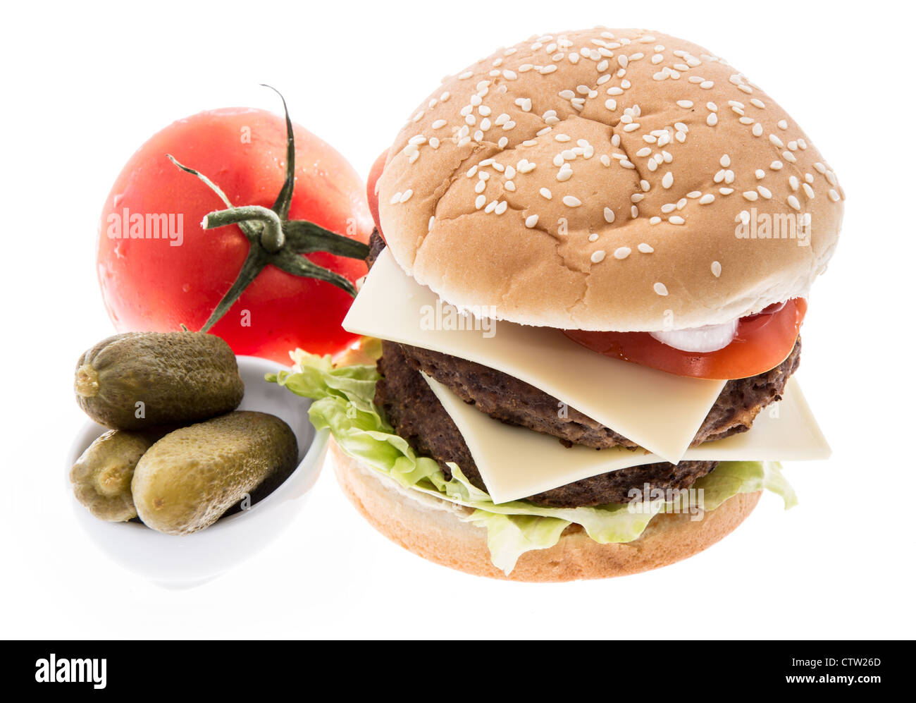 Burger double avec des ingrédients à l'arrière-plan isolated on white Banque D'Images