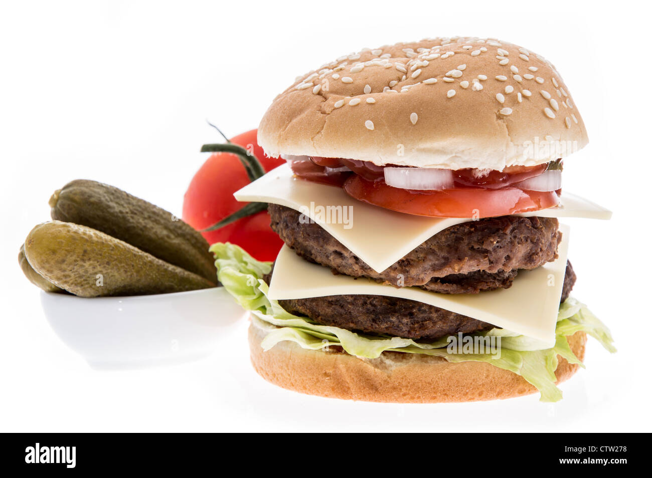 Burger double avec des ingrédients à l'arrière-plan isolated on white Banque D'Images