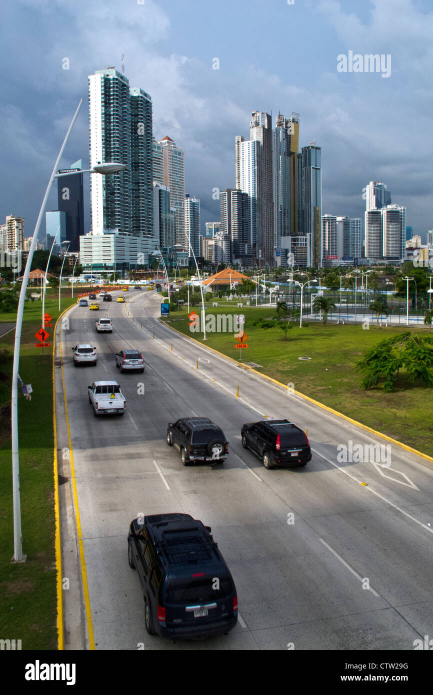 Vue générale de sky scrapers / skyline avec la route et la circulation, la ville de Panama, Panama Banque D'Images