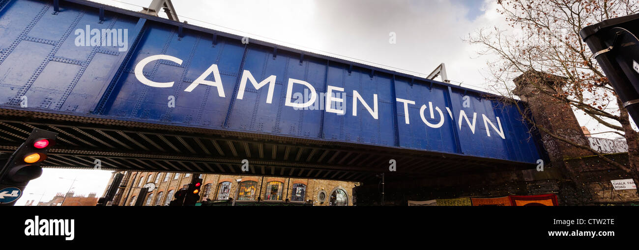 Pont de chemin de fer par les écuries de Camden Market. Banque D'Images