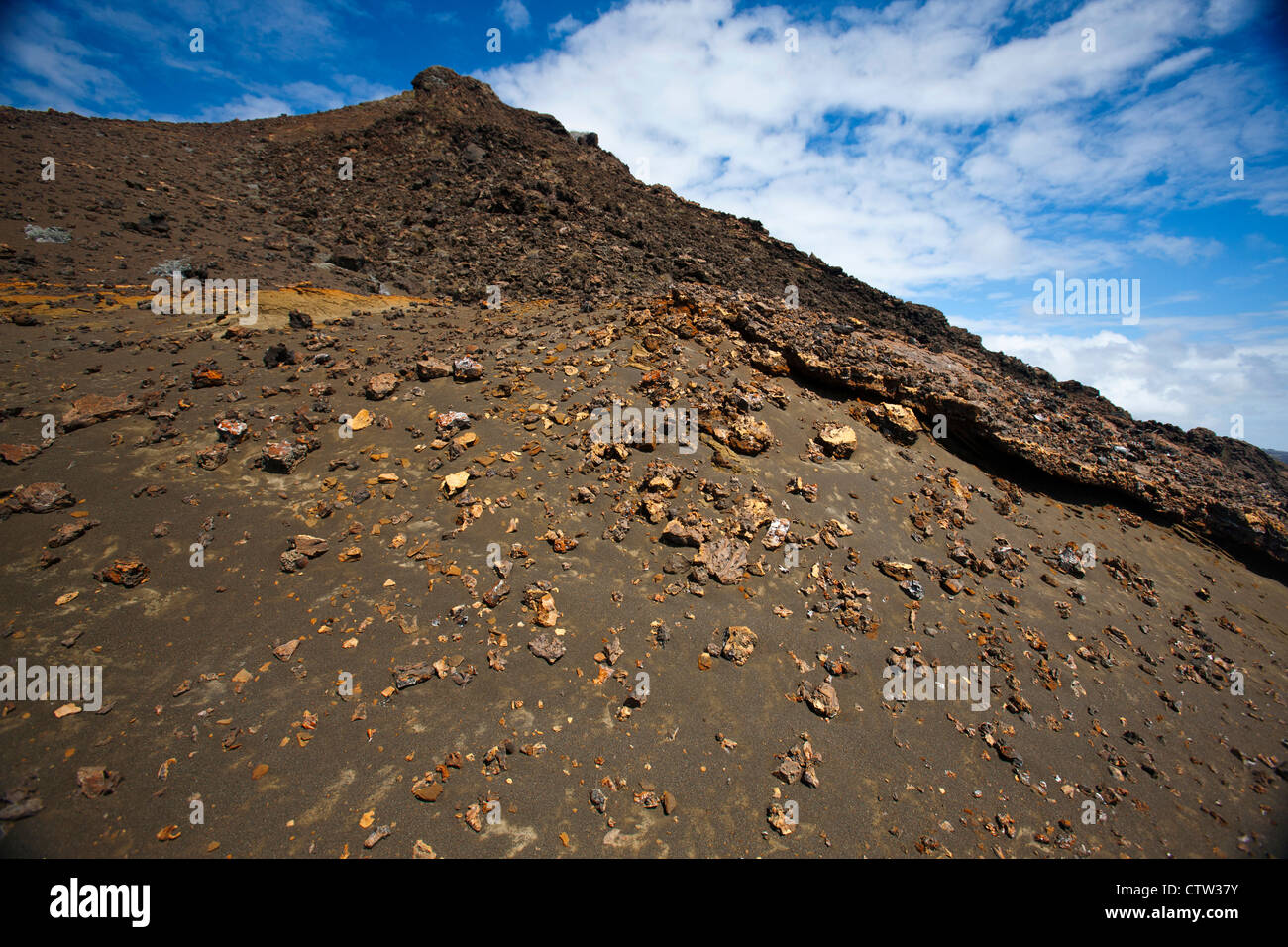 Vue sur le pic volcanique de l'île de Bartolome avec pierres de lave, le parc national des Îles Galapagos, Equateur, Galapagos Banque D'Images