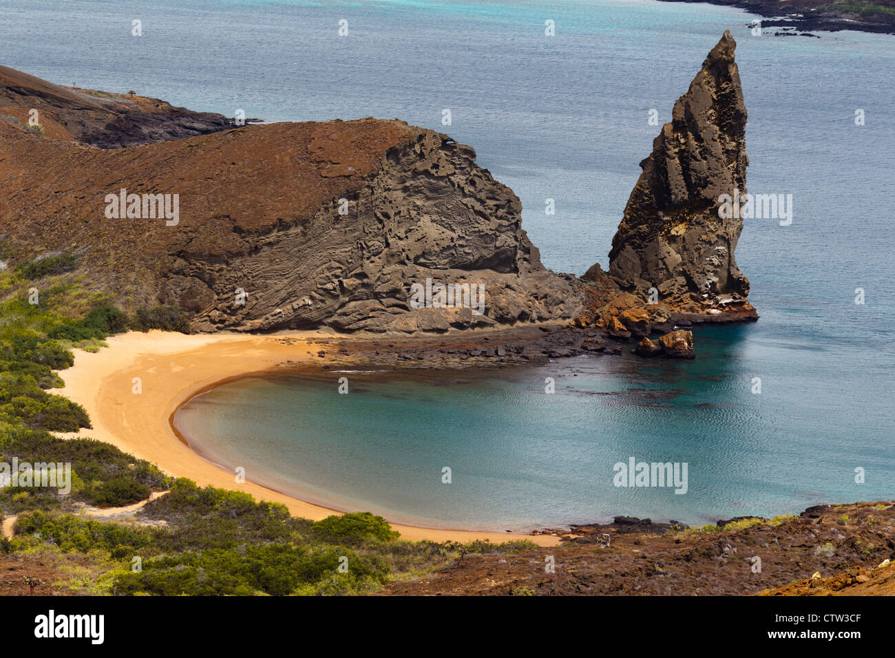 Vue aérienne de Pinnacle Rock avec plage, parc national des Îles Galapagos, l'île de Bartolome, Galapagos, Equateur Banque D'Images