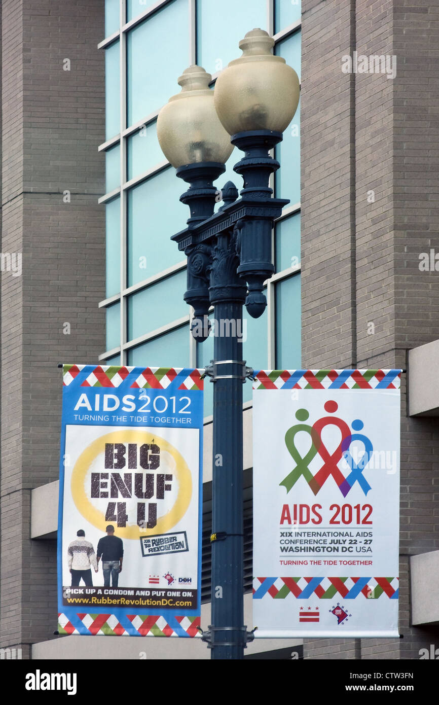 Streetlight bannières annonçant la 2012 International Organisation des Nations Unies sur le sida qui a eu lieu du 22 au 27 juillet à Washington, DC. Banque D'Images