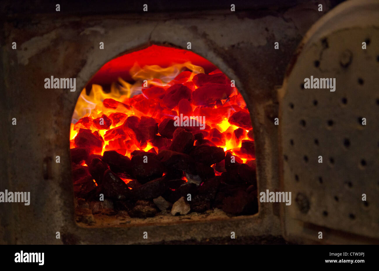 La combustion du charbon four à pizza Banque D'Images