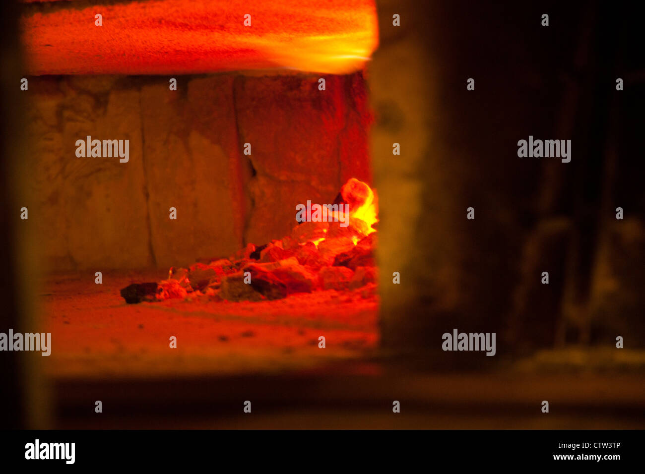 La combustion du charbon four à pizza Banque D'Images