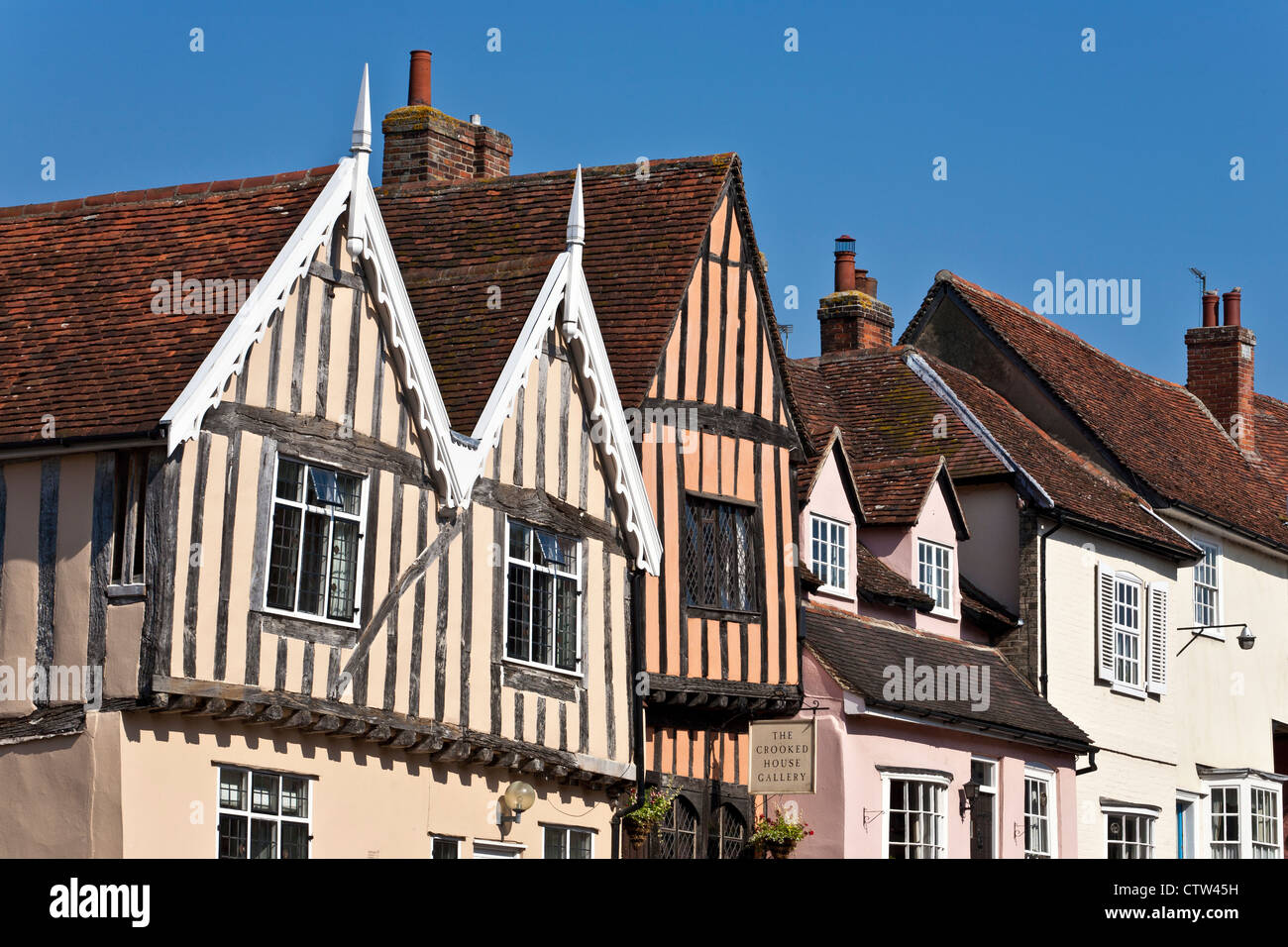 Long View de rangée d'Mediieval bâtiments y compris cadre en bois Chalets à Lavenham Banque D'Images