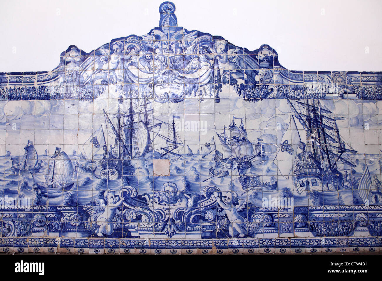 Une représentation de navires portugais entrant dans Goa sur tuiles azulejo à Torres Vedras, Portugal. Banque D'Images