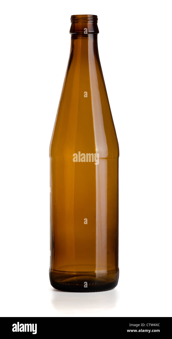 Verre vide bouteille de bière brune isolated on white Banque D'Images
