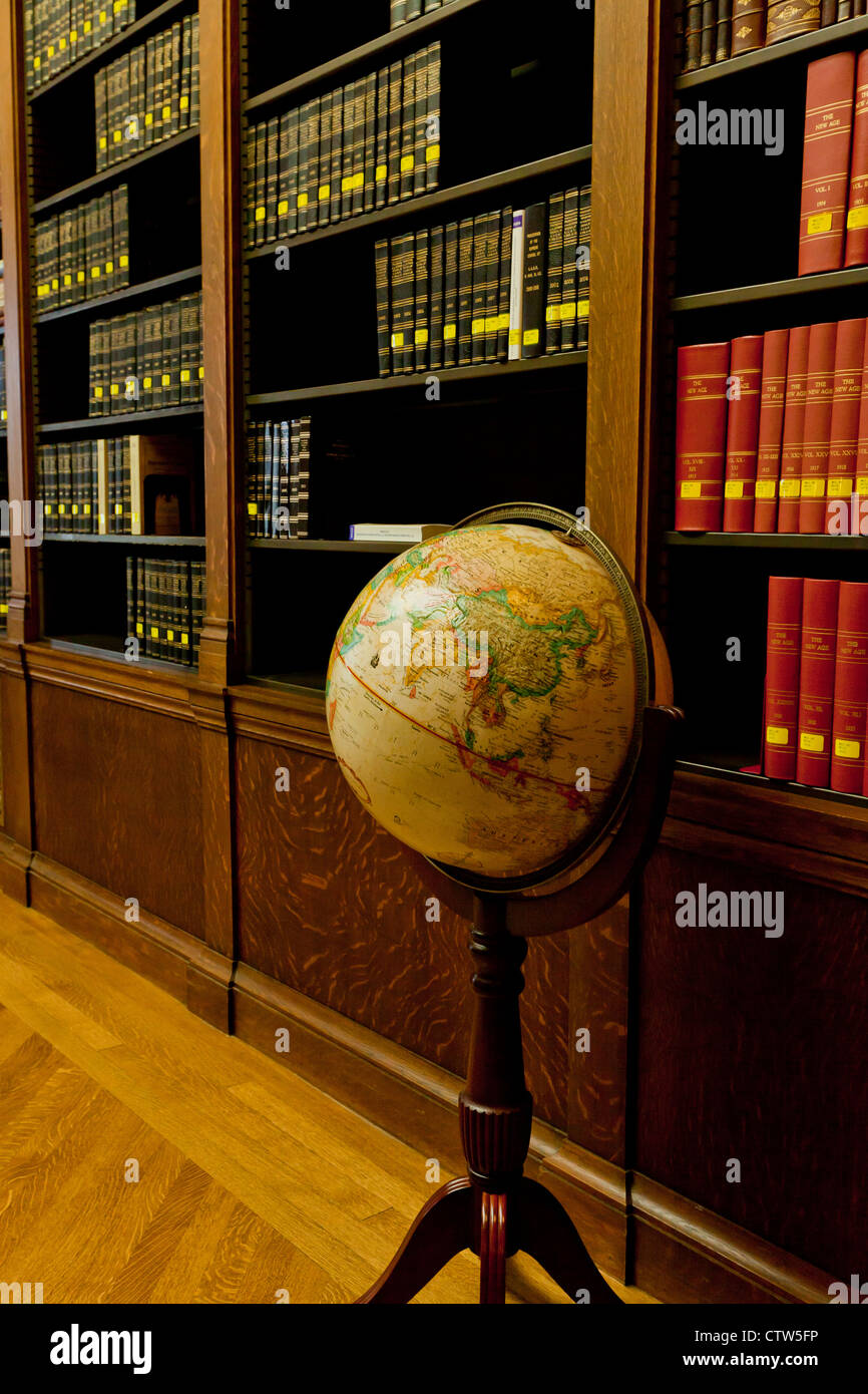 World globe dans une bibliothèque Banque D'Images