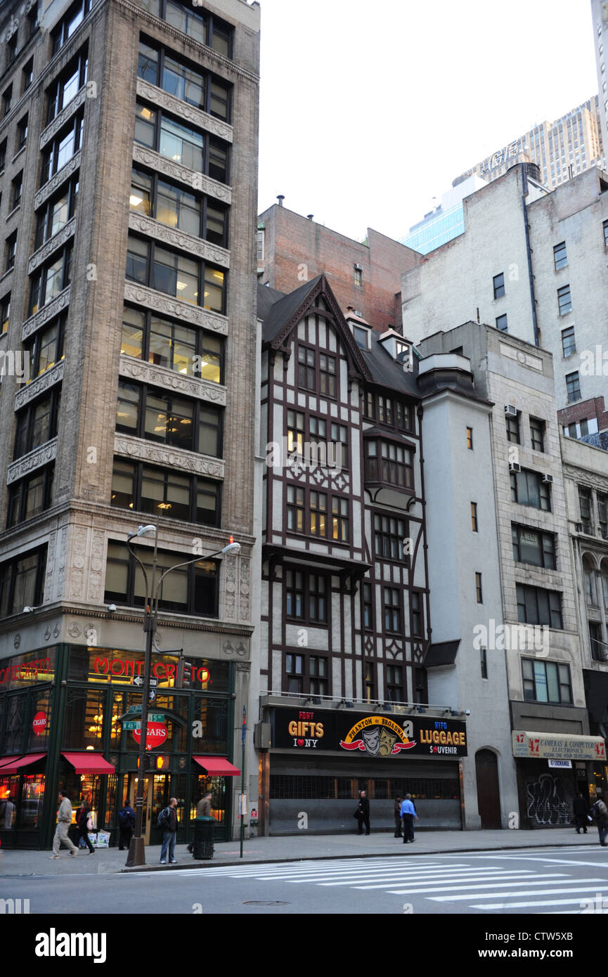 Portrait matin Montecristo Cigars, mock Tudor-fantôme de Broadway cadeaux, 5e Avenue et West 46th Street, New York Banque D'Images