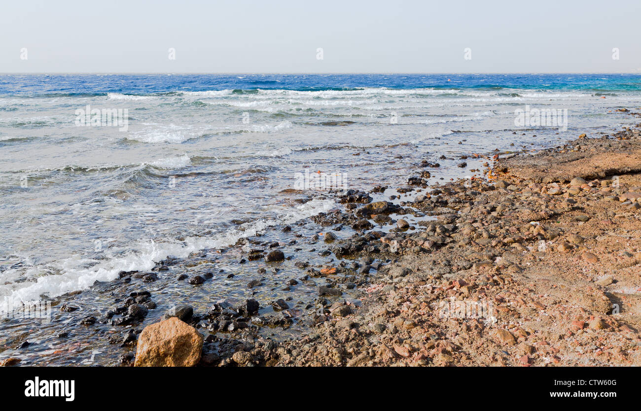 Plage de la mer Rouge, près de la ville d'Aqaba, Jordanie Banque D'Images