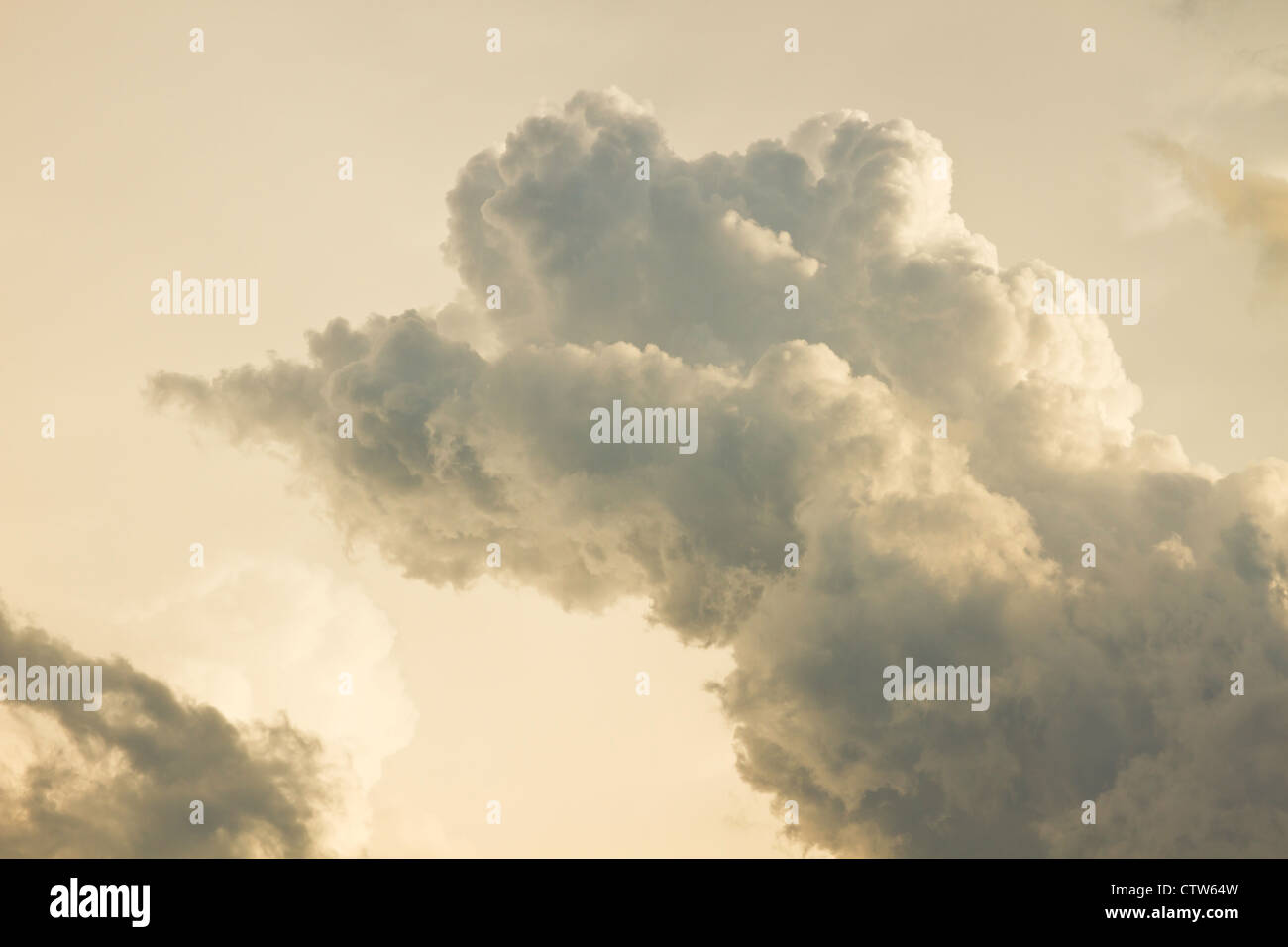 Les nuages de tempête et thunder chefs avant tempête. Banque D'Images