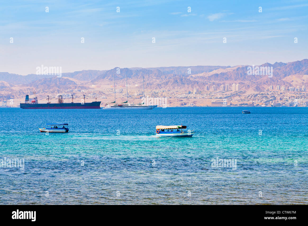 Vue sur le golfe d'Aqaba et Eilat ville de Jordanie Israël Banque D'Images