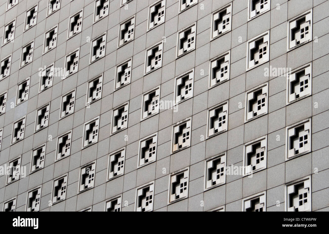 Extérieur gris modèle mur bâtiment avec des fenêtres carrées. Banque D'Images