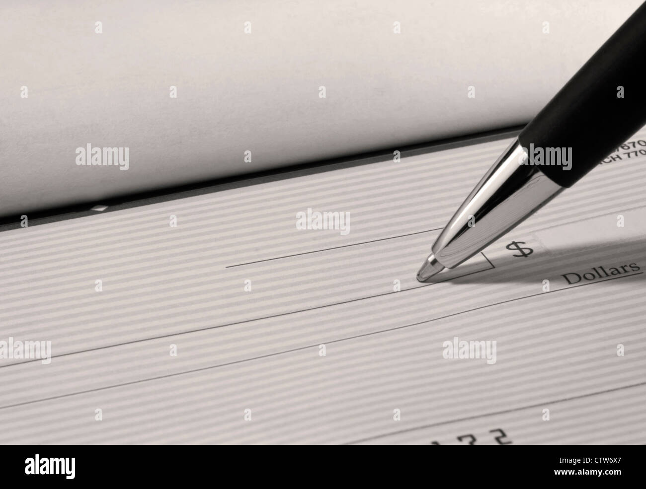 Close up of pen de remplir un chèque de banque personnels avec l'exemplaire de l'espace. Banque D'Images